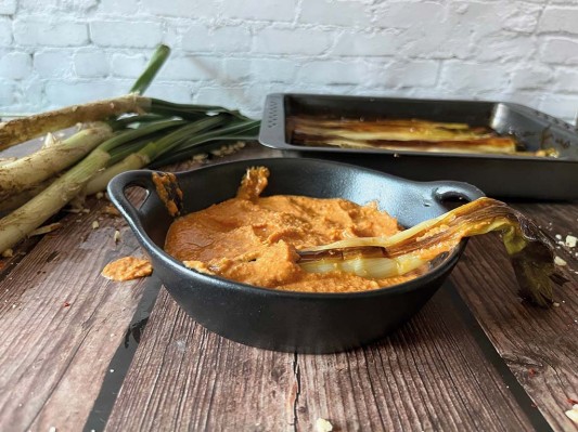 CALÇOTS CONFITADOS CON ROMESCO Imagen 1