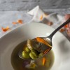 HABITAS Y ALCACHOFAS CON CALDO Y HUEVO