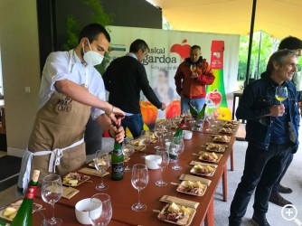LA SIDRA VASCA SE PRESENTÓ EN CHILLIDA LEKU Imagen 1