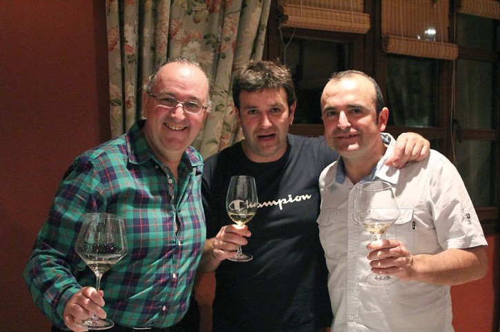 IMPRESIONANTE CATA DE VINOS EN ZEZILIONEA Imagen 1