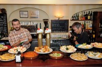 DE PINTXOS POR GIPUZKOA: Un libro  para perderse por nuestra provincia